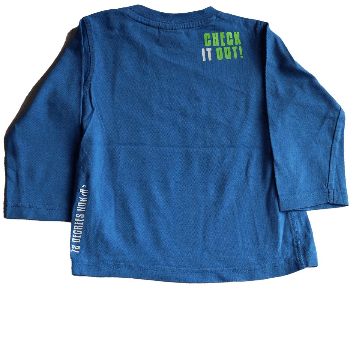 Baby Blue Longsleeve blauw (achterkant) in maat 86 voor jongens. Deze longsleeve heeft een frisse blauwe kleur met een groene tekst opdruk.