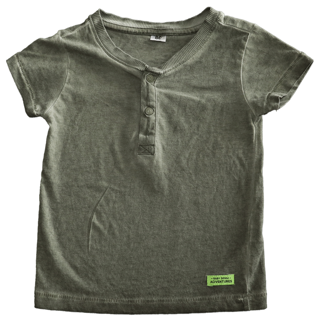 “Stoer groen t-shirt met V-hals en knoopjes, maat 86. Perfect voor jongens in de zomer. Comfort en stijl in één! Bekijk alle producten bij Stoere Spruit