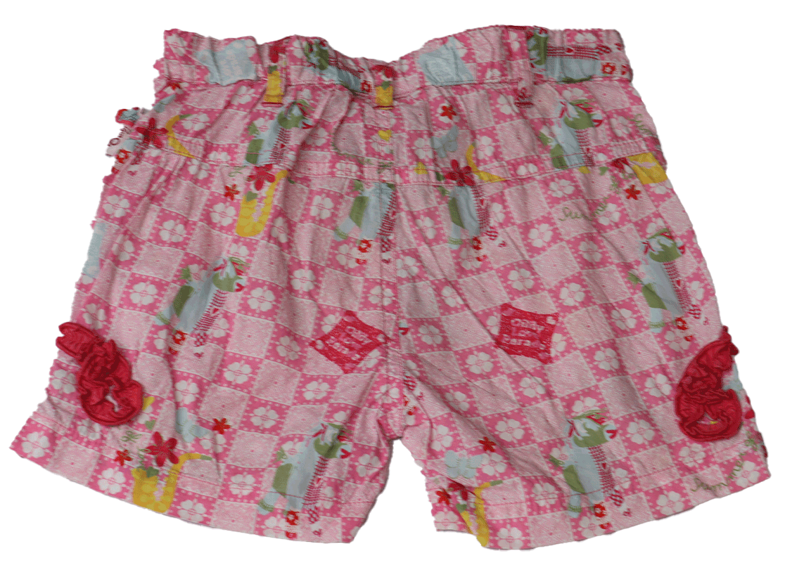 Oilily Short (achterkant), een fleurige korte broek in roze tinten met leuke rode ruches over de broekspijp. De broek heeft een sluitknoop.