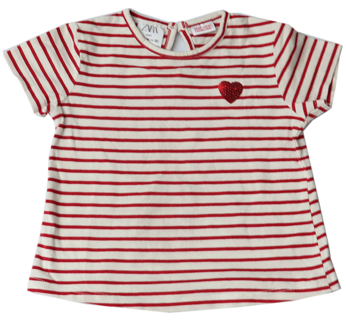 Zara T-Shirt hartje in maat 92. Een mooi shirt met ronde afwerkingen met een mooie kleine applicatie van een hartje op de voorzijde.