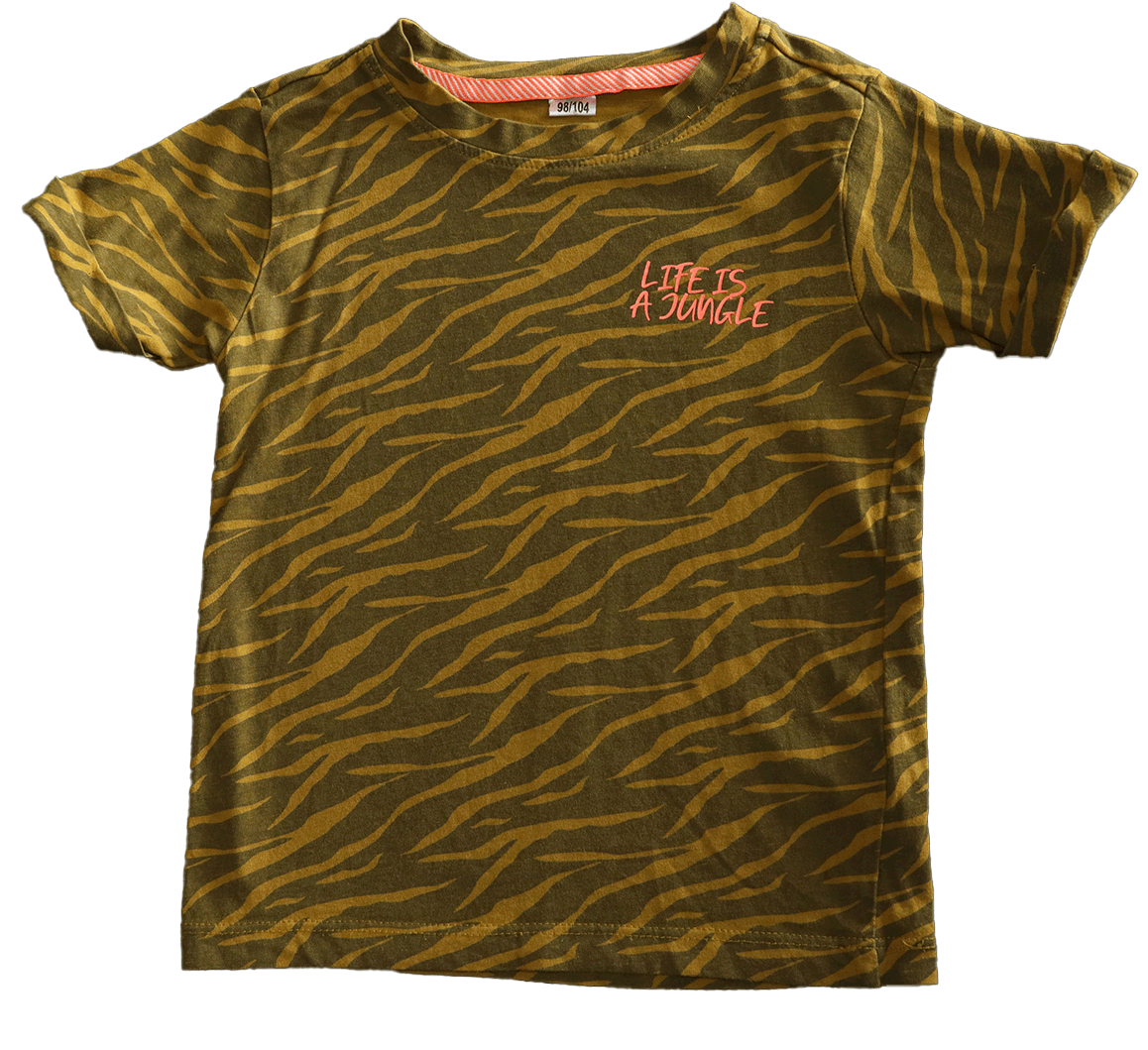 Jungle T-shirt in maten 98-104. Bruin en groen, met ‘Life is a jungle’ opdruk. Perfect voor zomermaanden, gemaakt van katoen.