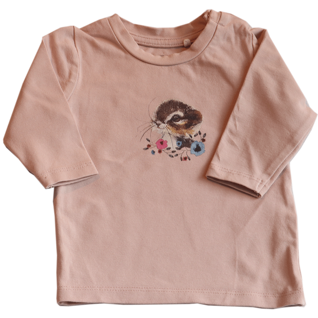 Name it eekhoorn longsleeve in newborn maat 56 heeft een zachte warme roze kleur en een mooie afbeelding van een eekhoorn.