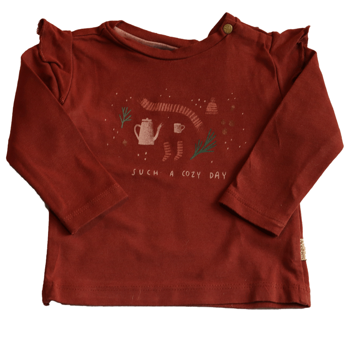 Noppies cozy longsleeve in newborn maat 56 heeft een warme rood bruine kleur. Op de voorzijde staat de knusse tekst: Such a cozy day.