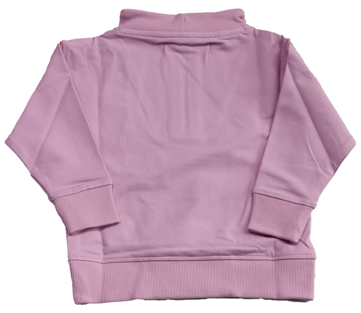 Vingino Nena Candy Lilac achterkant heeft maat 68 en een rits in de kraag. Deze trui is gemaakt van een ademend katoen voor extra comfort.