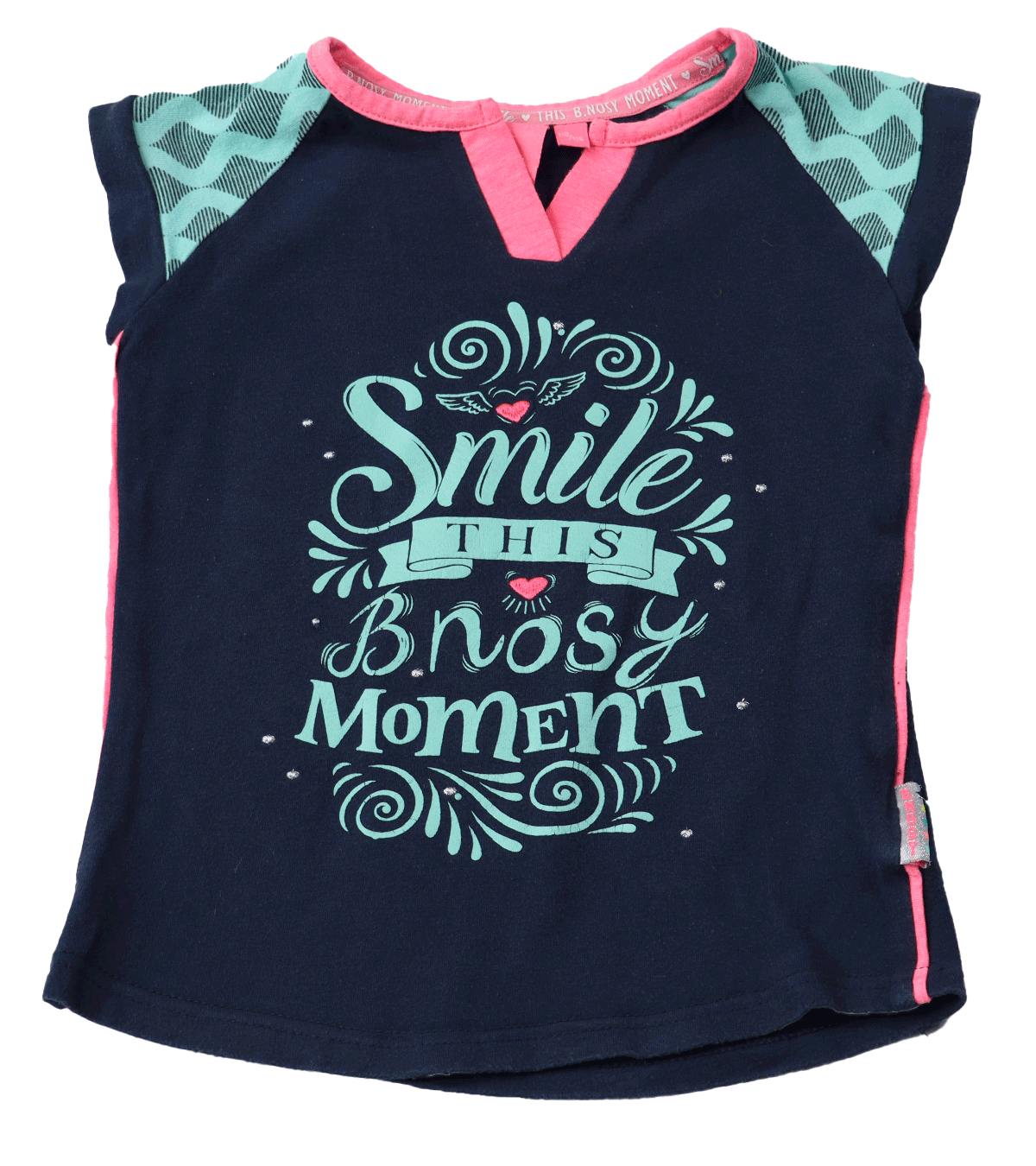 B.Nosy T-shirt Smile in verschillende blauw tinten en leuke roze details zoals de kleine v-hals. Dit exemplaar heeft maat 110-116.