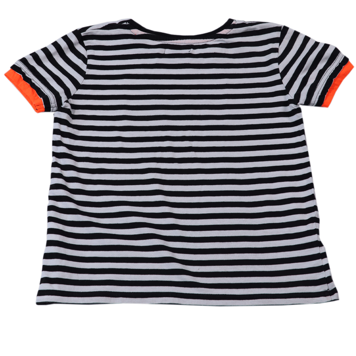 Europe Kids T-shirt 'URBN LGND' achterkant in maat 122-128. Opvallend zwart wit gestreept shirt met opvallende oranje details langs de mouw.