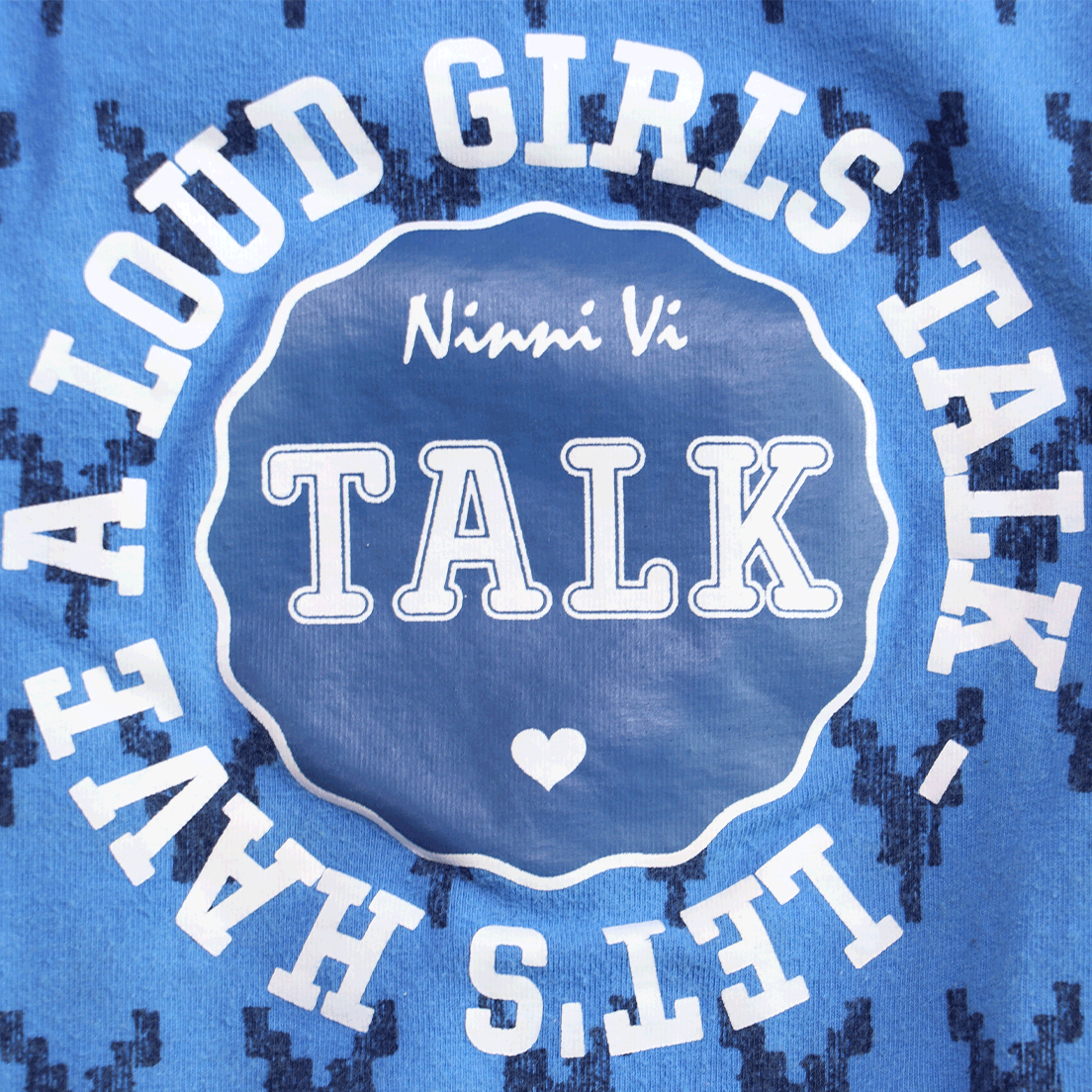 Ninni Vi jurk mouwloos logo, het welk bekende Dutch Design. Deze jurk heeft een mooie blauwe kleur en is met zijn mouwloze model perfect voor de zomer.