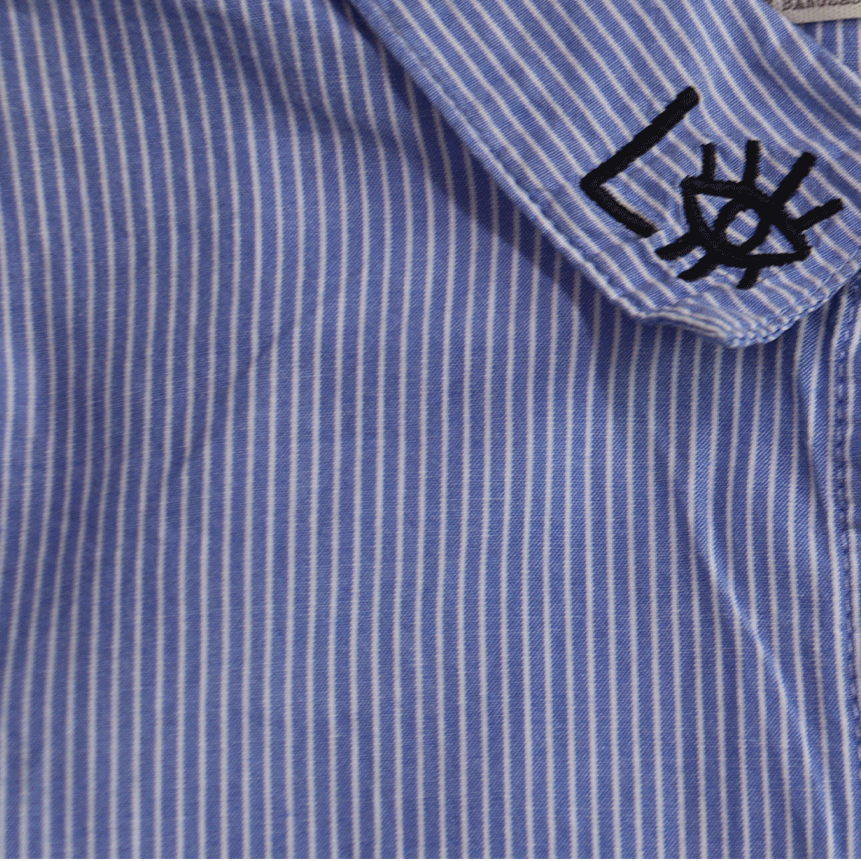 Zara blouse uitvergroot blauw wit gestreept met leuke details op de kraag. Deze blouse heeft maat 164 en is gemaakt van 100% ademend katoen.