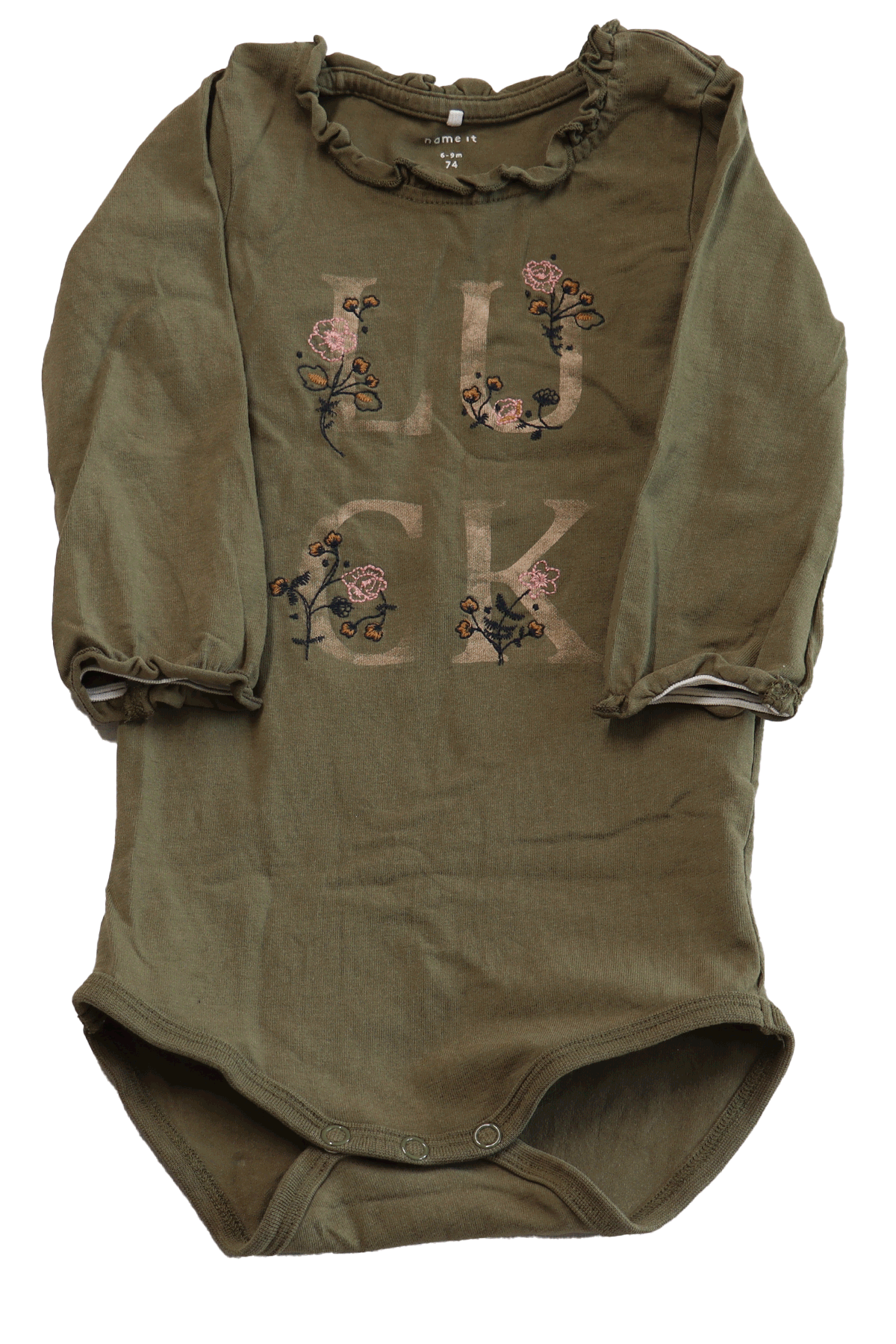 Name it romper Luck, in een mooie olijf groene kleur gemaakt van comfortabele stof met een stijlvolle afwerking langs de hals en de mouwen. Maat 74.