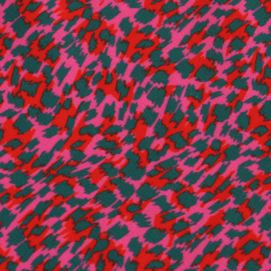 Le Big zomerjurk in maat 98-104 (close-up). Door zijn stoere kleuren patroon een opvallend stoer exemplaar. Een echte eye-catcher voor deze zomer!