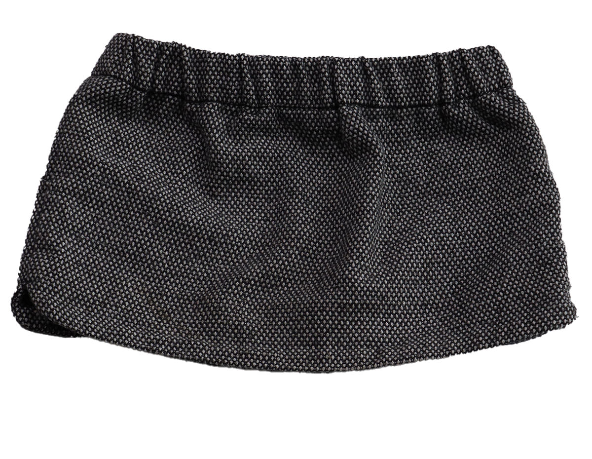 Benetton zwart-wit rokje (achterkant) in maat 74 is een echte must have. Deze rok is te combineren met verschillende stijlen en staat altijd leuk. een echte aanwinst!