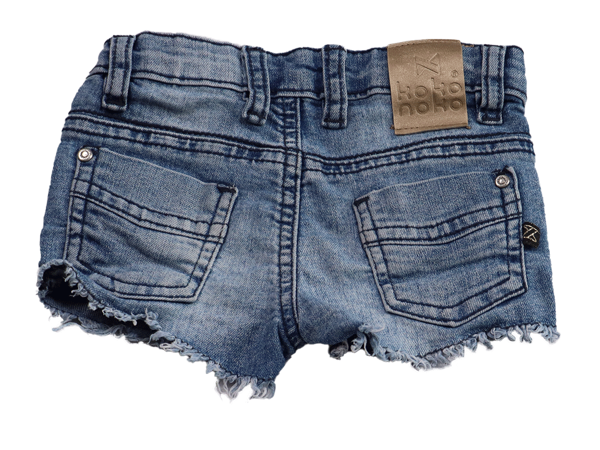 Koko Noko Jeans short (achterkant) is maat 80. Een stoere jeans short versierd met een modern luipaard motief in de kleuren geel met zwart.