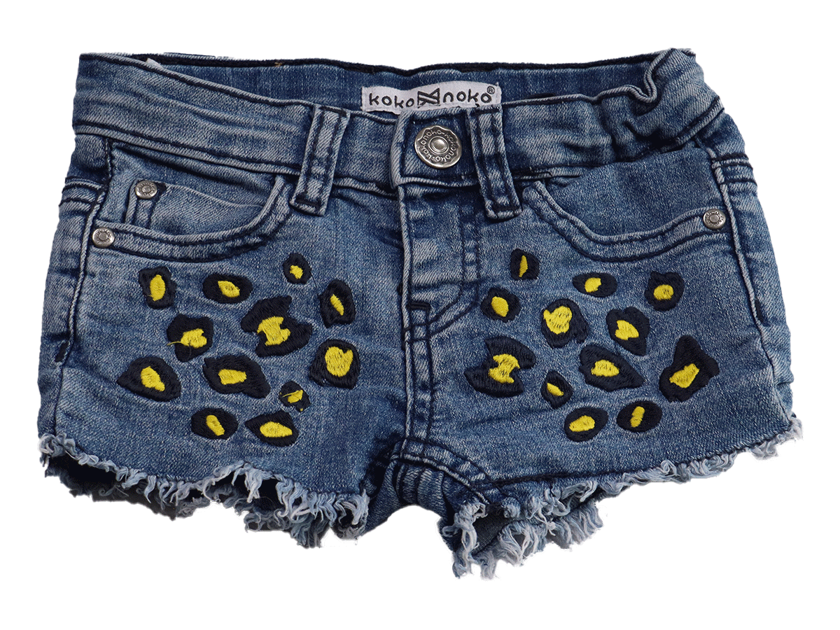 Koko Noko Jeans short is maat 80. Een stoere jeans short versierd met een modern luipaard motief in de kleuren geel met zwart.