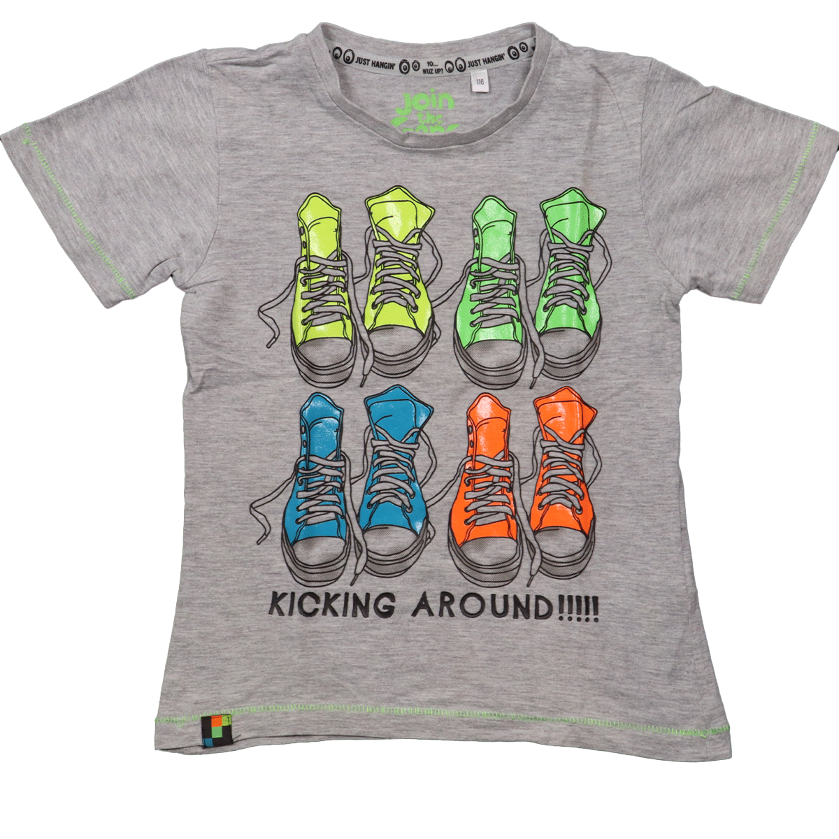 Palomino sneakers T-shirt in maat 116 heeft een grijze kleur een afbeelding van canvas sneakers in opvallende neon kleuren.