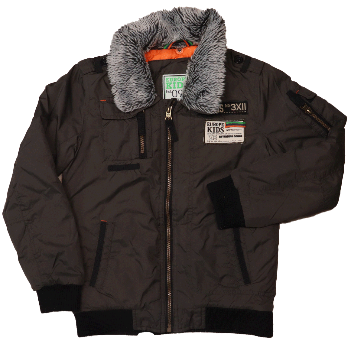 Europe Kids pilotenjas maat 122-128 is een super gave jas, die je kind heerlijk warm gaat houden deze winter. Comfortabel, stoer en ook nog eens duurzaam.