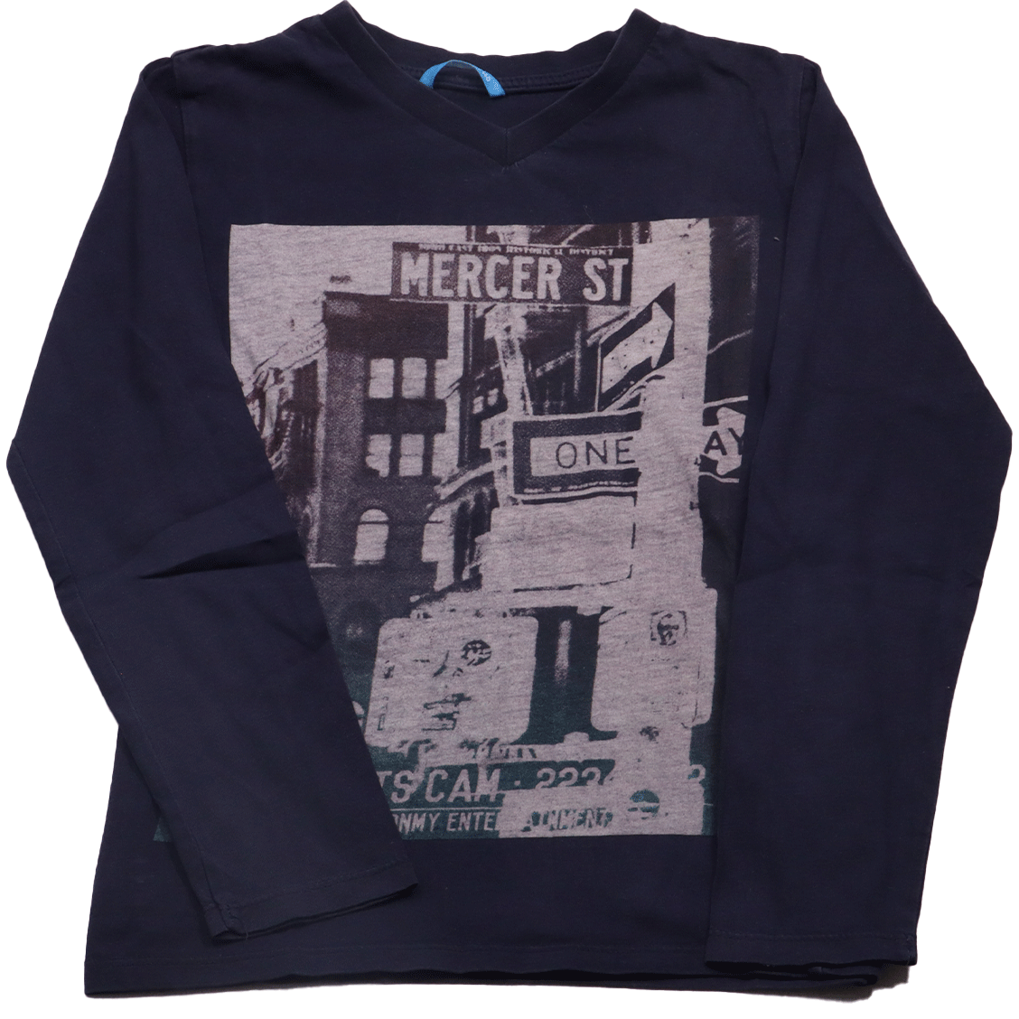 Hema longsleeve Mercer street in maat 134-140, een comfortabele en mooie donkerblauwe longsleeve met een kleine v-hals en een zwart wit print.