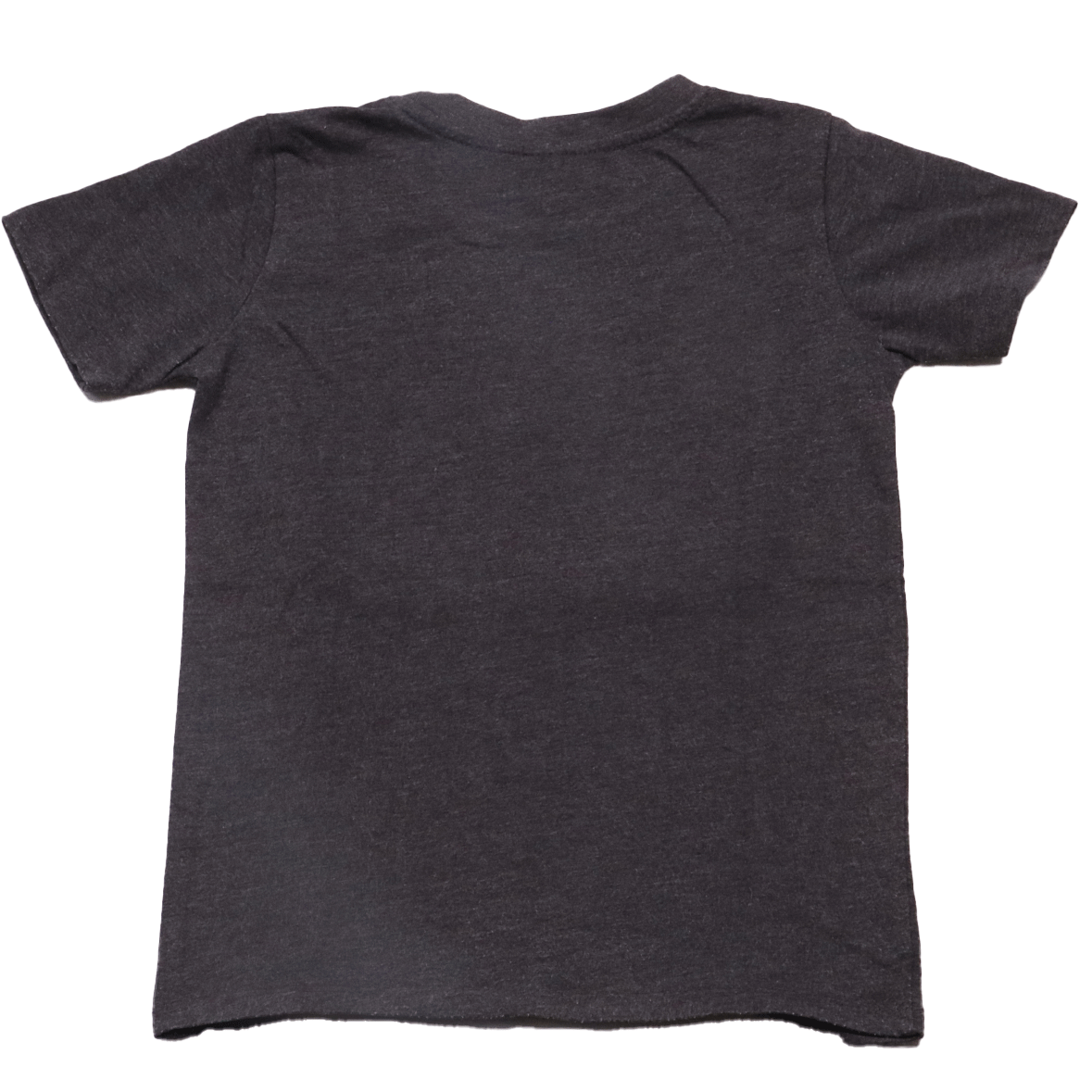 Dopodopo-t-shirt-monstertruck-grijs (achterkant) in maat 128 is een echte must have voor de garderobe van je kleine stoer monstertruck fan.