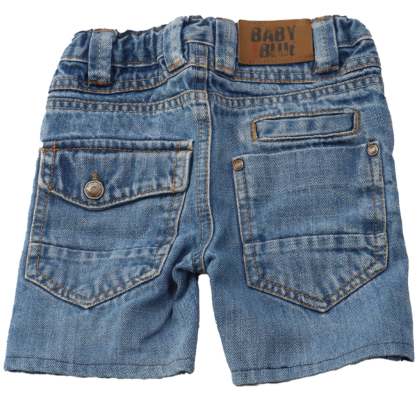 BabyBlue jeans short (achterkant) in maat 86 is een stoere, comfortabele en toch stijlvolle short. Fijn om in buiten te spelen maar ook leuk naar een verjaardag.