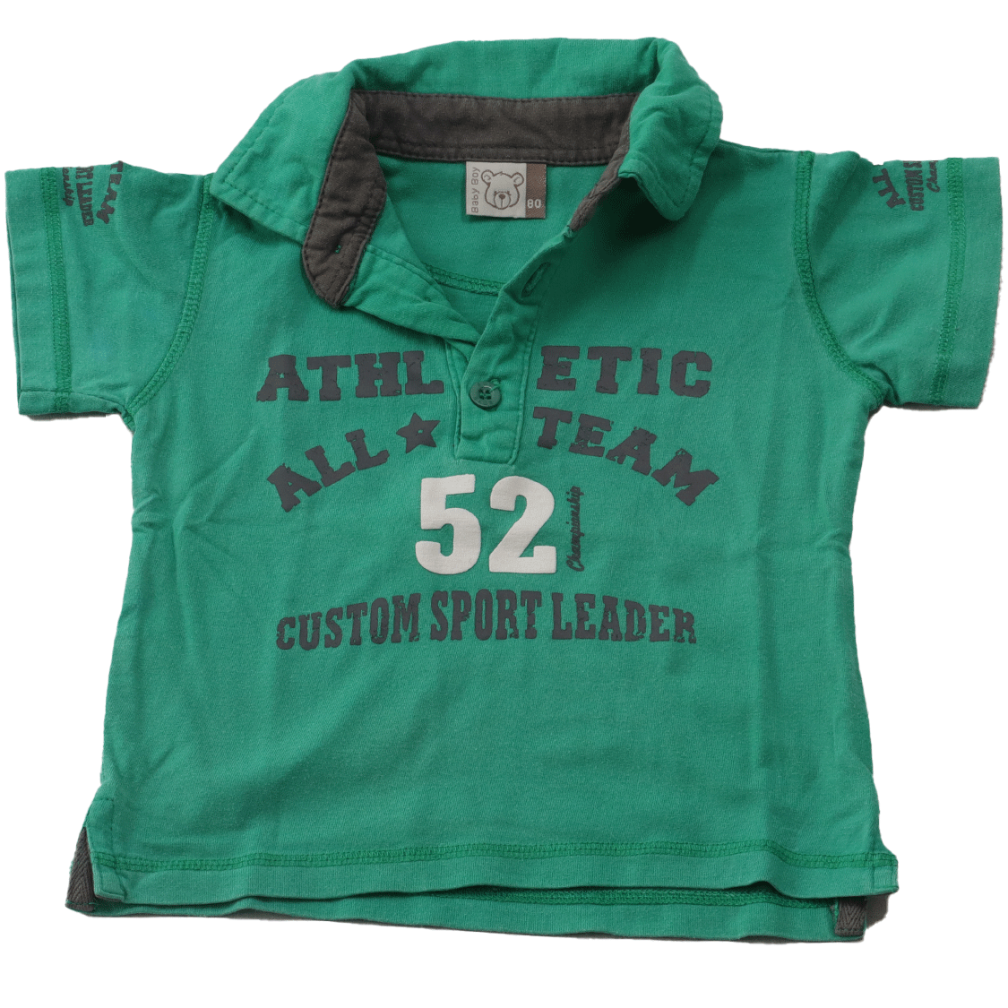 BabyBoy athletic polo shirt in newborn maat 80 heeft een sportief uiterlijk. Het shirt is gemaakt van zacht katoen en voelt comfortabel aan.