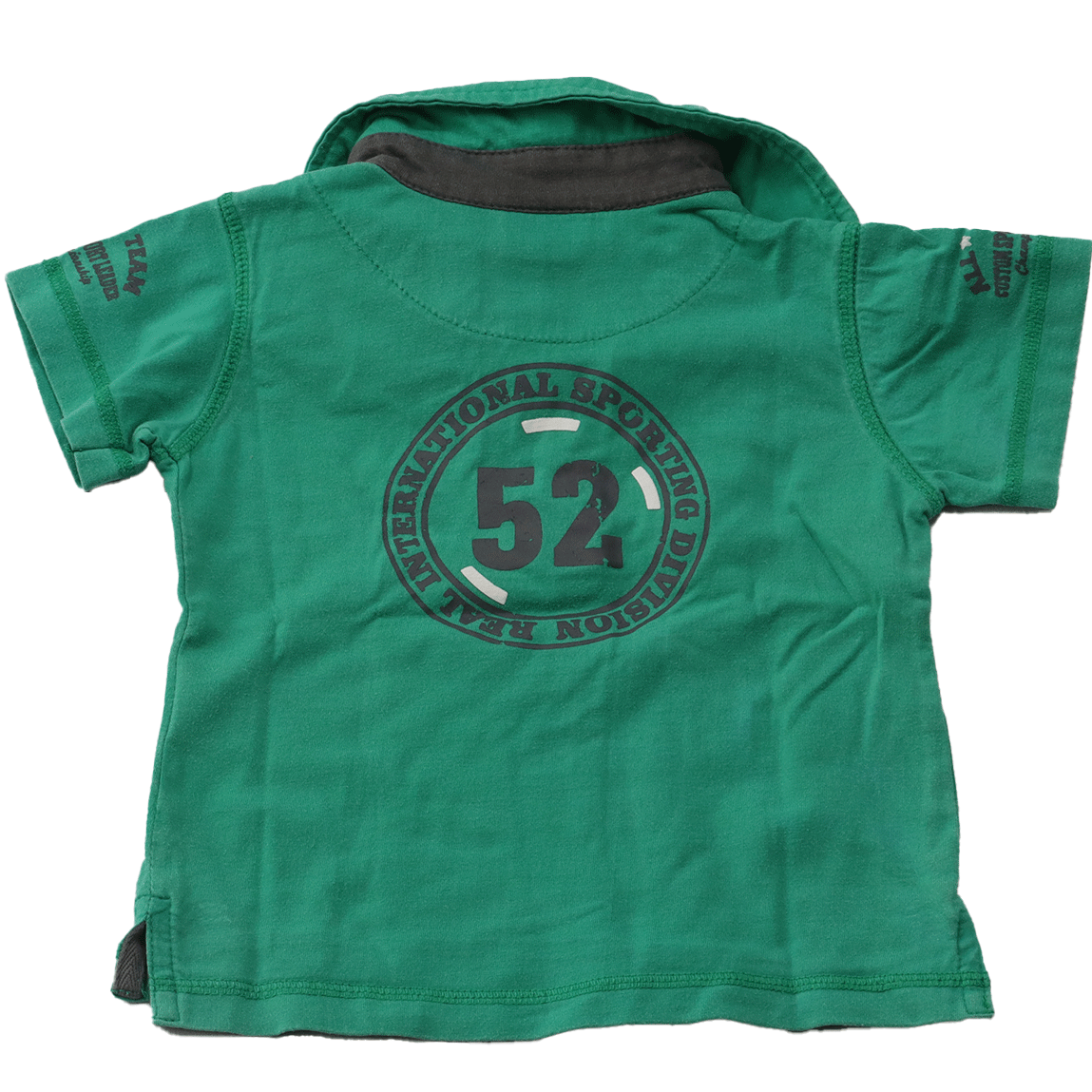 BabyBoy athletic polo shirt (achterkant) in newborn maat 80 heeft een sportief uiterlijk. Het shirt is gemaakt van zacht katoen en voelt comfortabel aan.