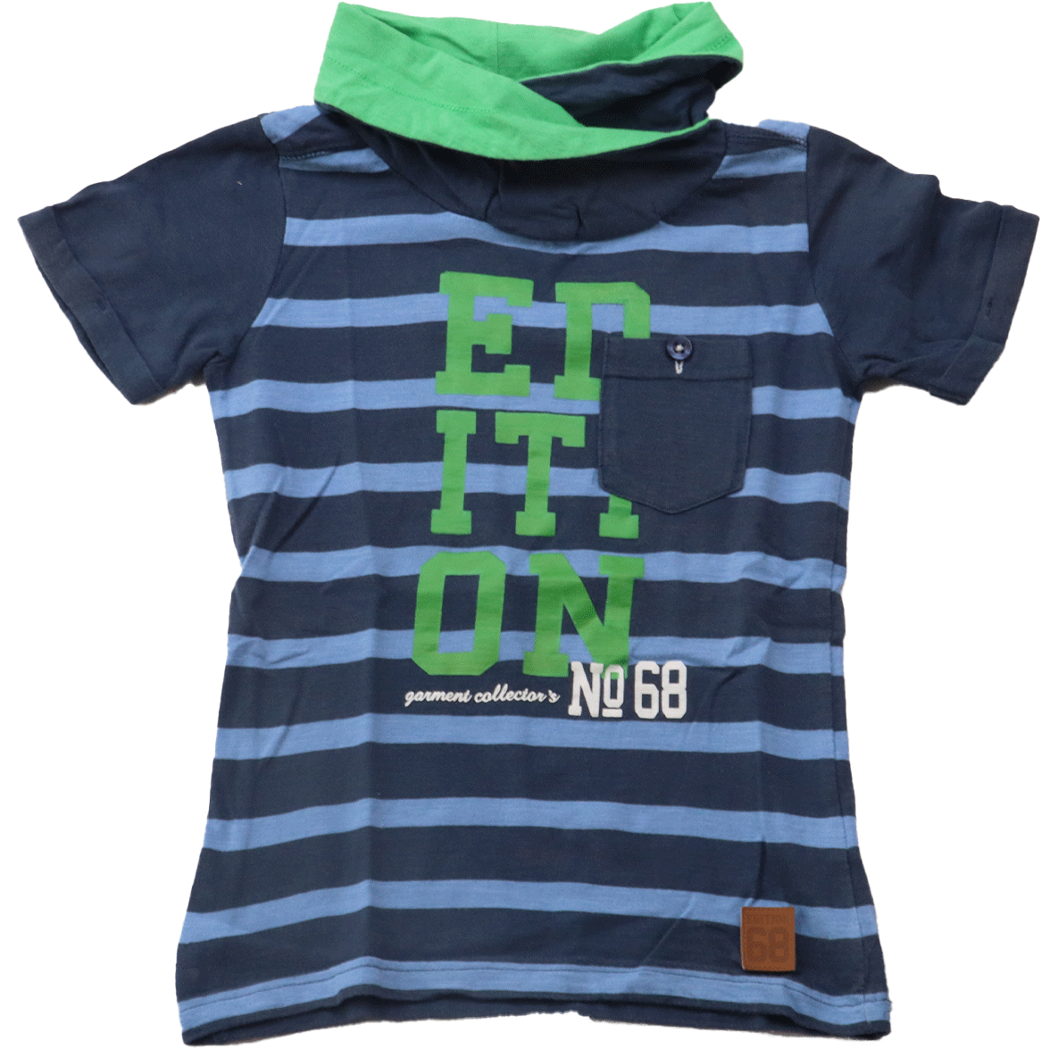 col T-shirt van Europe kids (achterkant) in maat 110-116 voor jongens. Een mooi donkerblauw T-shirt met een sierlijke col en stoere groene details.