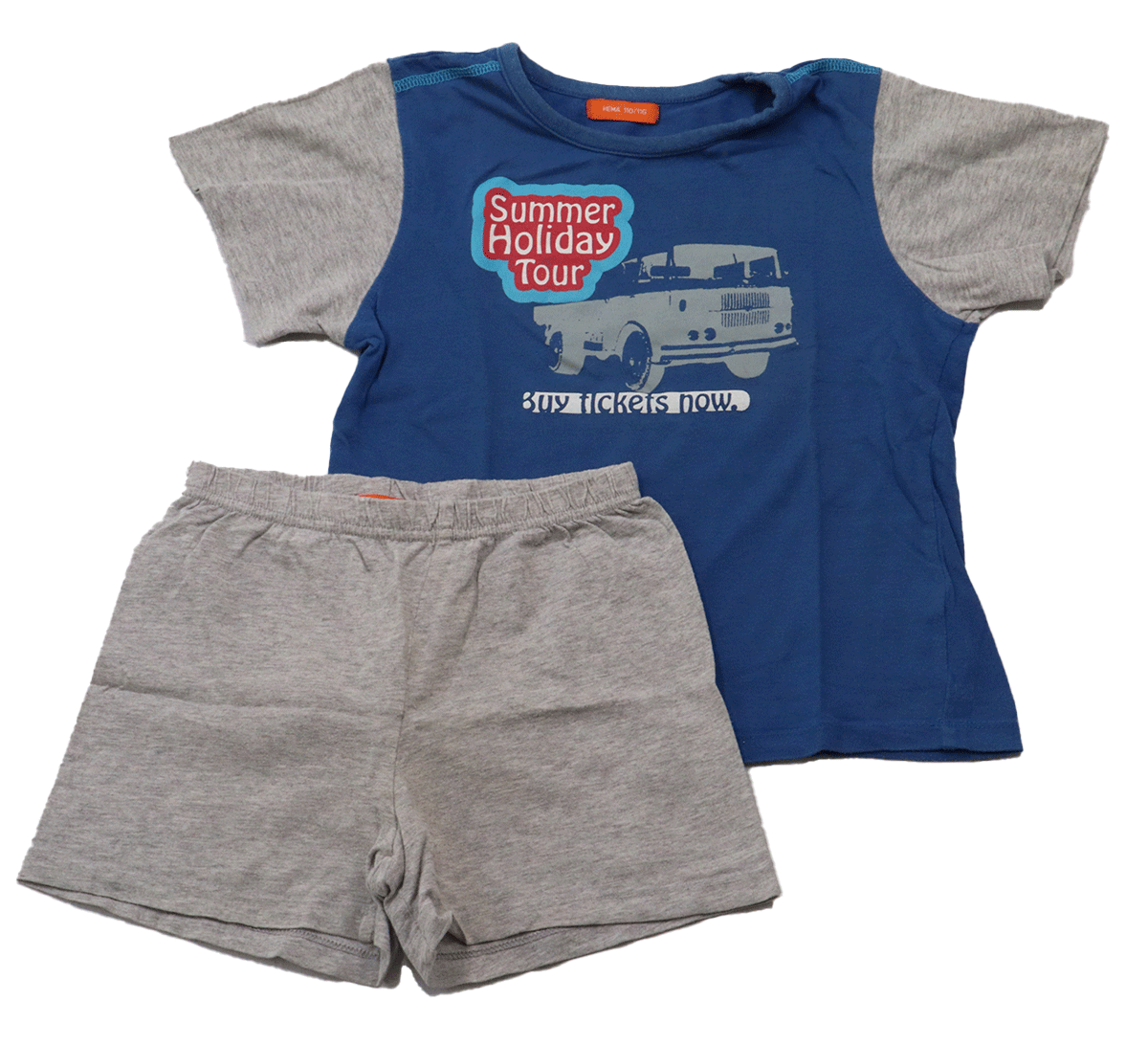 Hema blauwe shortama in maat 110-116 voor jongen. Deze shortama heeft een blauwe met grijze kleur en is versierd met de afbeelding van een bus.