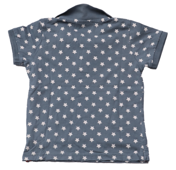 Hema sterren polo (achterkant) in maat 92 voor jongens. Een super leuk polo t-shirt in een blauwe kleur met een leuk sterren motief all-over.