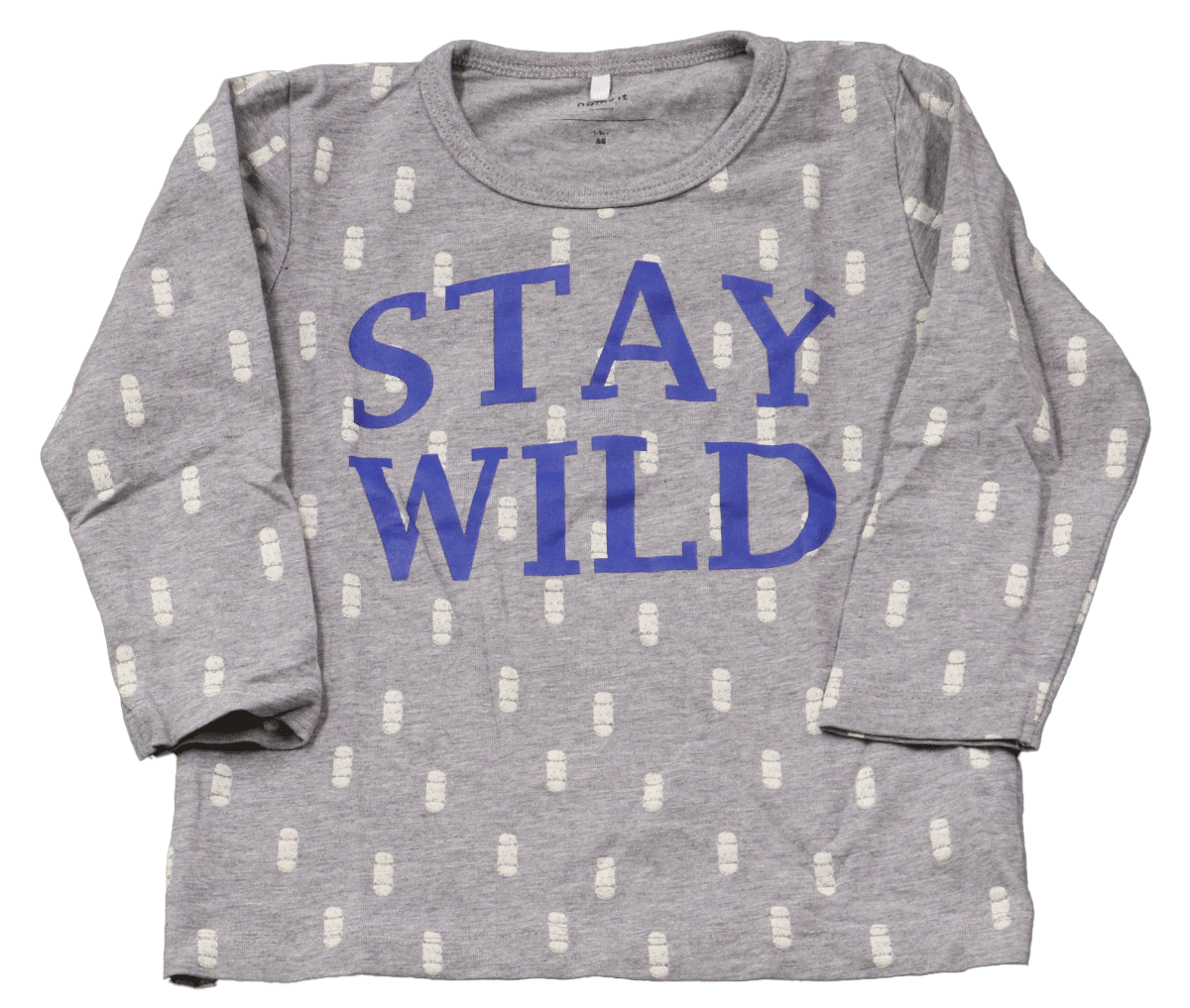 Name it Stay wild is een licht grijze longsleeve in maat 86 voor jongens. De longsleeve is versierd met een speelse tekst: Stay wild.