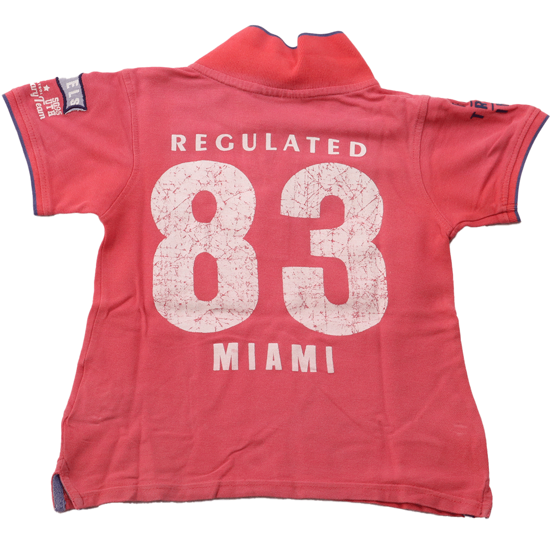 Polo van New Basics (achterkant) voor jongens in maat 110-116. De polo heeft een stoere vaal rode kleur wat modieuze uitstraling geeft.