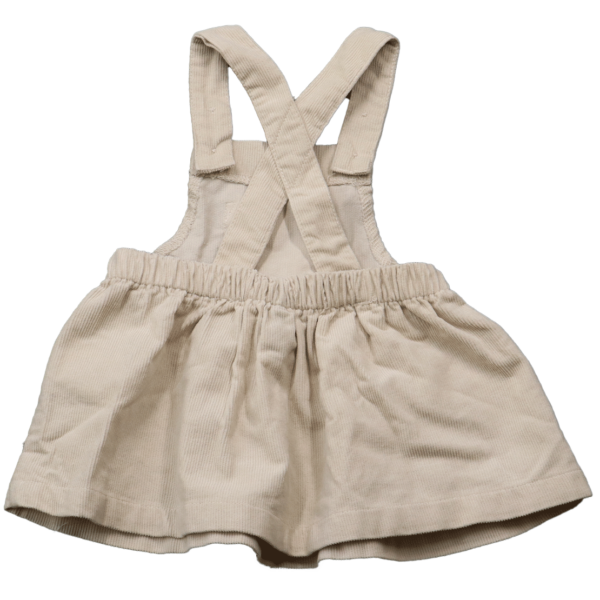 ribstof jurkje (achterkant) in newborn maat 62. Gemaakt van 100% katoen en heeft een subtiele rib structuur is een modieuze beige kleur.