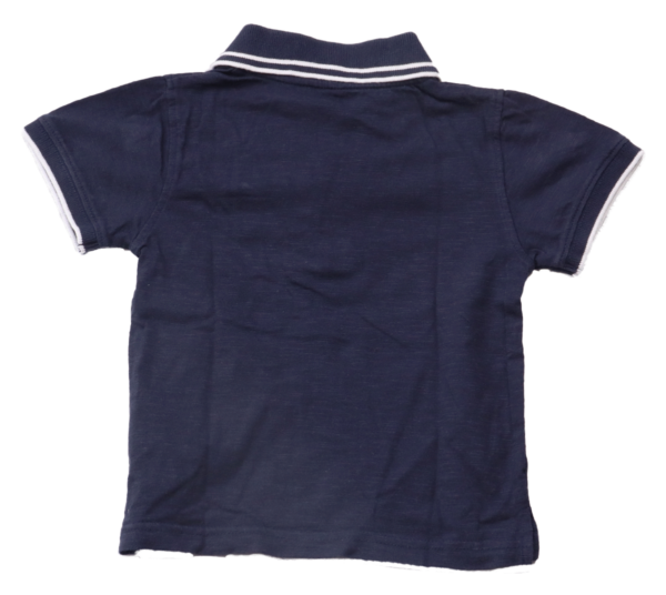 Donkerblauwe polo (achterkant) van Prenatal in maat 92 voor jongens. Deze polo is gedragen maar in nette staat. Duurzaam, comfortabel en stijlvol!
