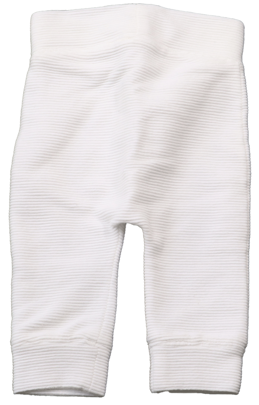 Handgemaakt wit unisexs (achterkant) broekje in maat 62. Dit unieke exemplaar is handgemaakt en is ontworpen uit een moderne fijne ribstof in een witte kleur.