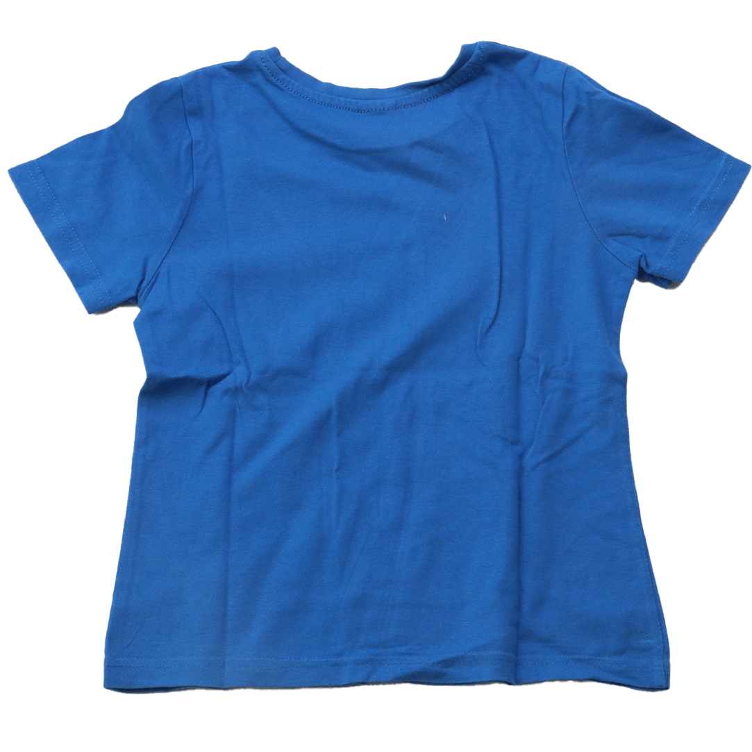 New-York t-shirt (acterkant) heeft een mooie opvallende blauwe kleur en draagt maat 110-116. Versierd met verschillende voertuigen die door New-York rijden.
