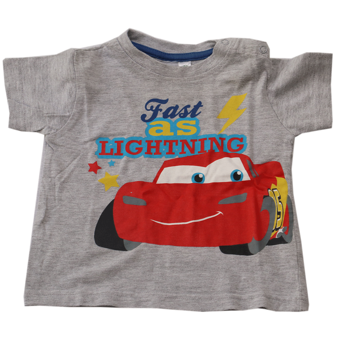Cars grijs t-shirt in maat 80 voor jongens. Dit shirt is versierd met een afbeelding van Disney held Bliksem Mcqueen uit de Cars flim.