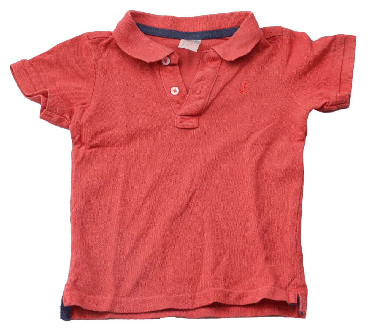 H&M faal rode polo voor jongens in maat 80. Deze polo is door zijn stoere used look een echte musthave in de garderobe van je stoere man.